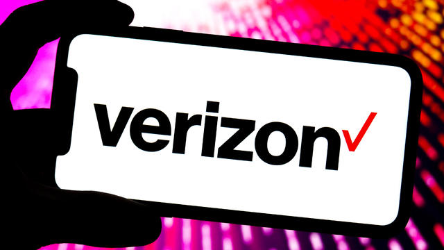 Verizon customers report widespread outages, with mobile phones limited to SOS mode